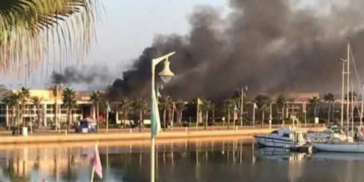 حريق يلتهم ملهى ليلي في مارينا السعيدية ويعيد هواجس السلامة إلى الواجهة