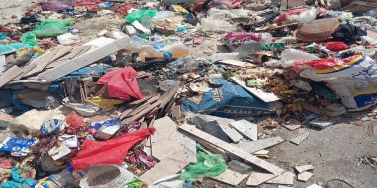 نهضة 73 بالداخلة تتحول لمطرح نفايات.. أطفال في مرمى الخطر والسلطات صامتة