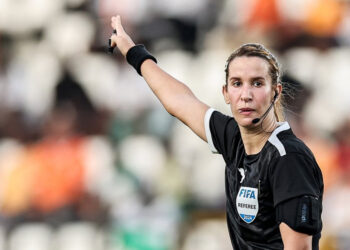 صافرة مغربية تقود موقعة الحسم بين كوت ديفوار وبوروندي