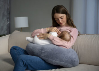 الرضاعة الطبيعية… غذاء وحماية من قلب الأم