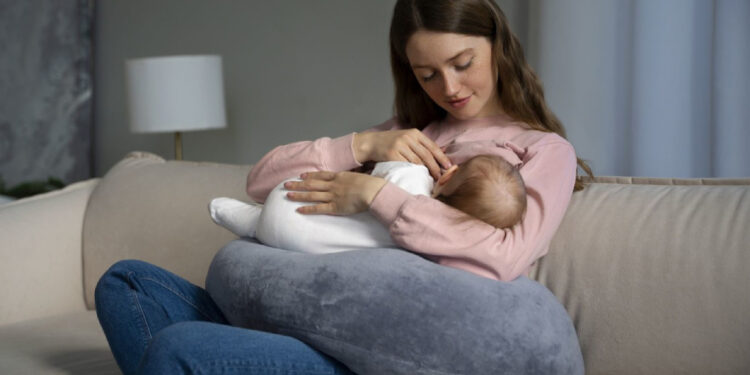 الرضاعة الطبيعية… غذاء وحماية من قلب الأم