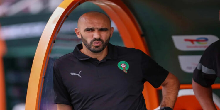 الركراكي يفتح أبواب الأسود لثنائي الرجاء: دماء جديدة في الطريق إلى مونديال 2026