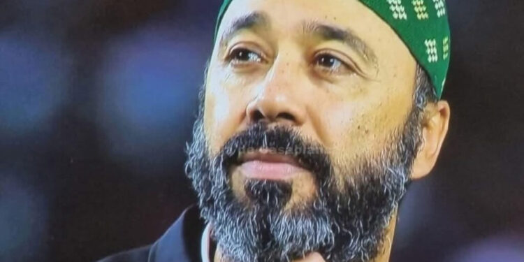 السكتيوي يرفع الطاقية ويستحضر والده في لحظة تتويج “أسود الأطلس” بالشان