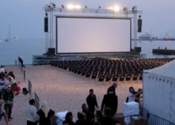 طنجة تحتضن “سينما الشاطئ”: حينما يلتقي الفن السابع بنبض البحر