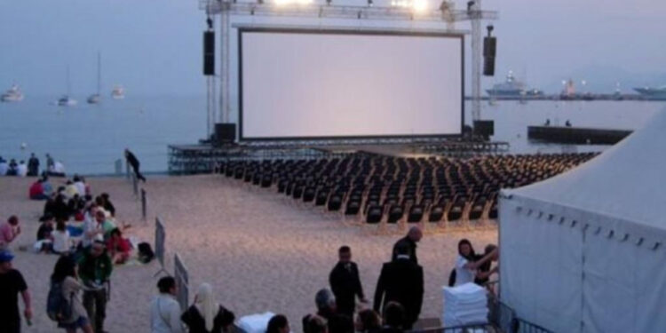 طنجة تحتضن “سينما الشاطئ”: حينما يلتقي الفن السابع بنبض البحر