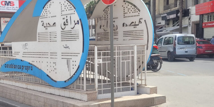 مراحيض مغلقة وسط الزحام.. حين تتحوّل كرامة المواطن إلى انتظار مُحرج!