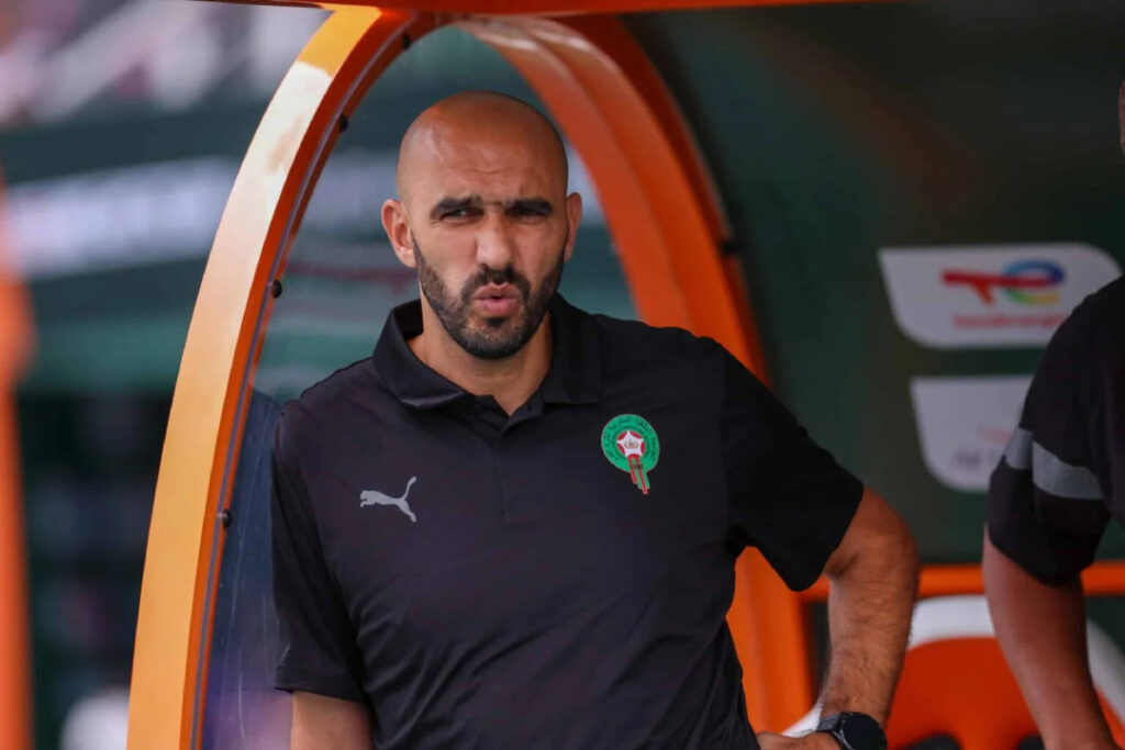 أسود بلا دروع؟ الركراكي كيدوّر على حلول فالديفاع قبل المعارك الجاية waregragui