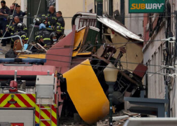 مأساة في لشبونة: قطار سياحي يخرج عن مساره ويسفر عن 15 قتيلاً