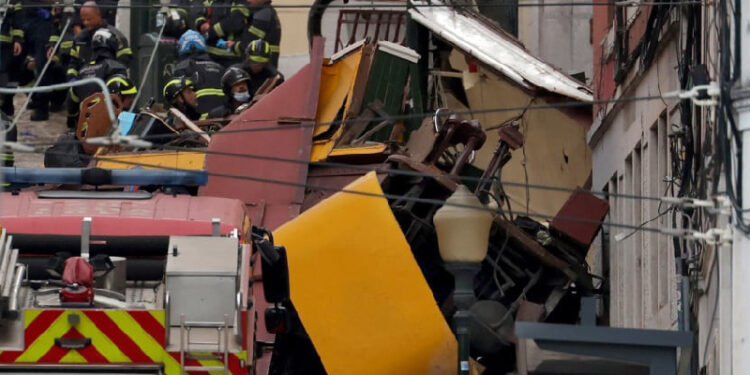 مأساة في لشبونة: قطار سياحي يخرج عن مساره ويسفر عن 15 قتيلاً