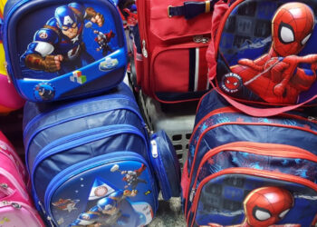 حين تتحول الحقائب المدرسية إلى رهائن الموانئ.. من يحمي المستهلك دون خنق التجار؟