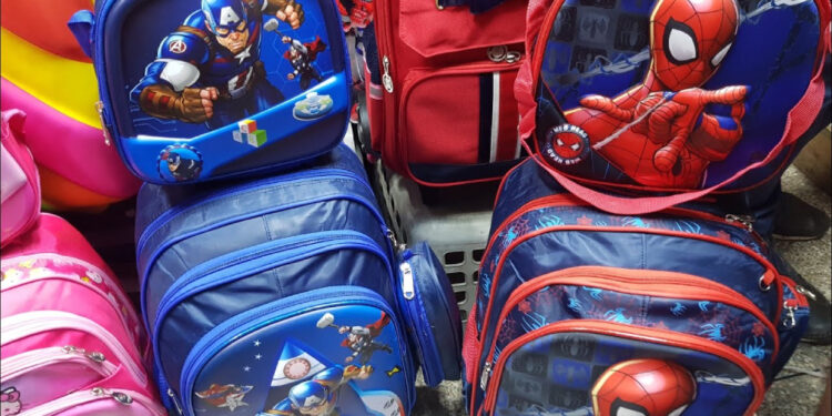 حين تتحول الحقائب المدرسية إلى رهائن الموانئ.. من يحمي المستهلك دون خنق التجار؟