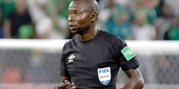 الكاف يختار ندالا لإدارة مواجهة حاسمة للمغرب ضد النيجر