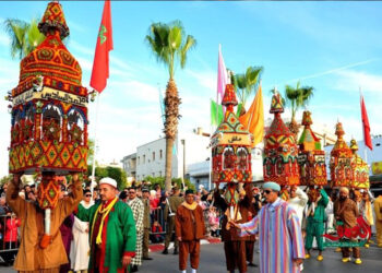 سلا تضيء شوارعها بموكب الشموع احتفاءً بالمولد النبوي