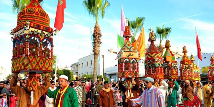 سلا تضيء شوارعها بموكب الشموع احتفاءً بالمولد النبوي