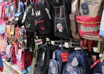 أزمة الحقائب المدرسية.. تجار درب عمر بين حصار الميناء وهاجس الدخول المدرسي