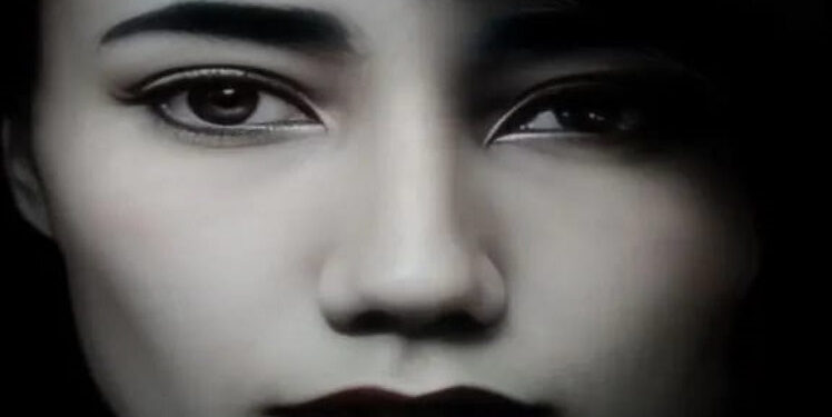 الأقنعة الاجتماعية بين الانصياع والتمرد