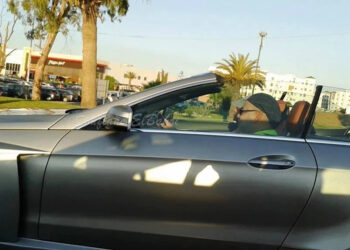 الملك محمد السادس في لحظة إنسانية بمارتيل.. يقف سيارته لامرأة ويعلّم الاحترام بالقانون بلا كلمات