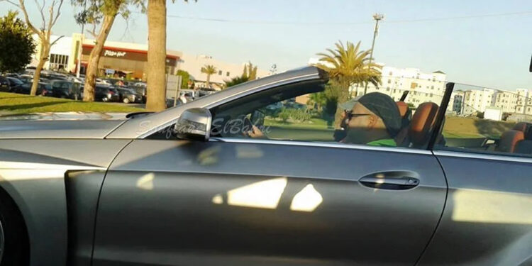 الملك محمد السادس في لحظة إنسانية بمارتيل.. يقف سيارته لامرأة ويعلّم الاحترام بالقانون بلا كلمات