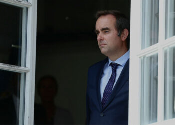 فرنسا تلغي الامتيازات مدى الحياة للوزراء السابقين