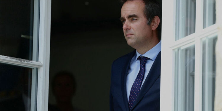 فرنسا تلغي الامتيازات مدى الحياة للوزراء السابقين