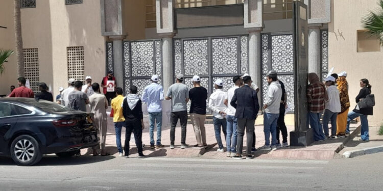 الداخلة: أساتذة يرفعون صوتهم في وقفة احتجاجية دفاعًا عن الكرامة والعدالة