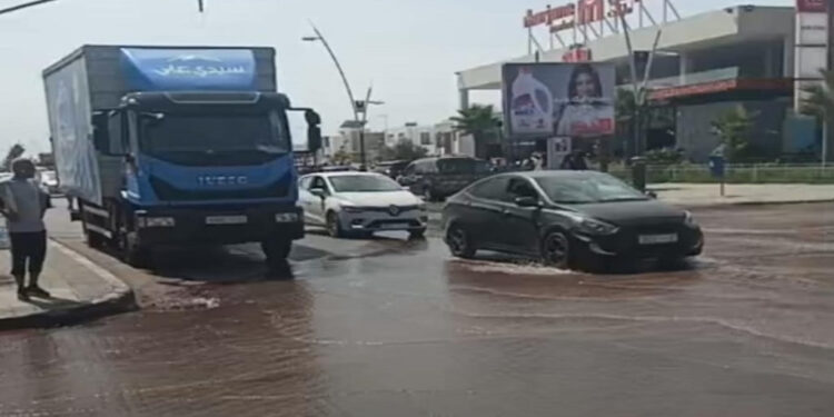 هدر ماء الحياة في دار بوعزة: اصطدام شاحنة يكشف هشاشة خط الأمان ضد الحرائق