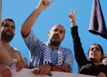 ناصر الزفزافي يعود إلى الحسيمة لوداع والده.. جنازة تلامس الوجدان المغربي