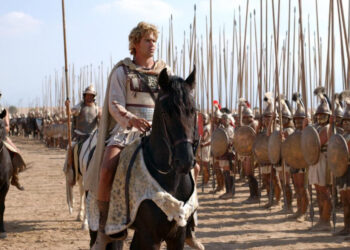 كولين فاريل يسترجع أصعب تجربة في مسيرته: “الجحيم اليومي في صحراء المغرب”