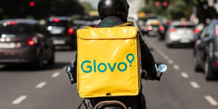 عمال “غلوفو”.. بين خوذة التوصيل وقوانين العمل الملتبسة