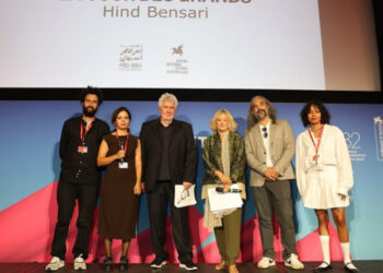 «خارج المدرسة».. هند بنصاري توثّق طفولة مُجبرة على النضوج وتتوج بجائزتين في مهرجان البندقية