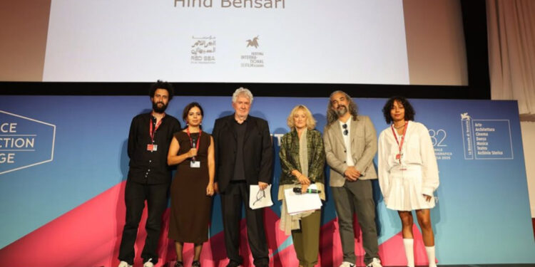 «خارج المدرسة».. هند بنصاري توثّق طفولة مُجبرة على النضوج وتتوج بجائزتين في مهرجان البندقية