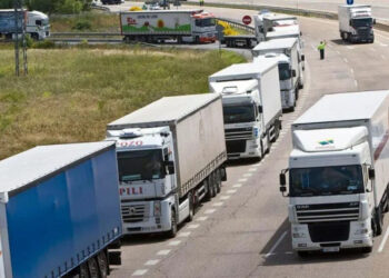 النقل الطرقي في المغرب.. غضب المهنيين يعلو وسط غلاء المحروقات وغياب حلول حكومية