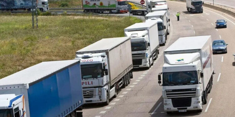 النقل الطرقي في المغرب.. غضب المهنيين يعلو وسط غلاء المحروقات وغياب حلول حكومية