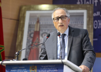 وزير التعليم المغربي يواجه جدل الكتب المدرسية: لا احتكار والأسعار بين 4 و12 درهماً