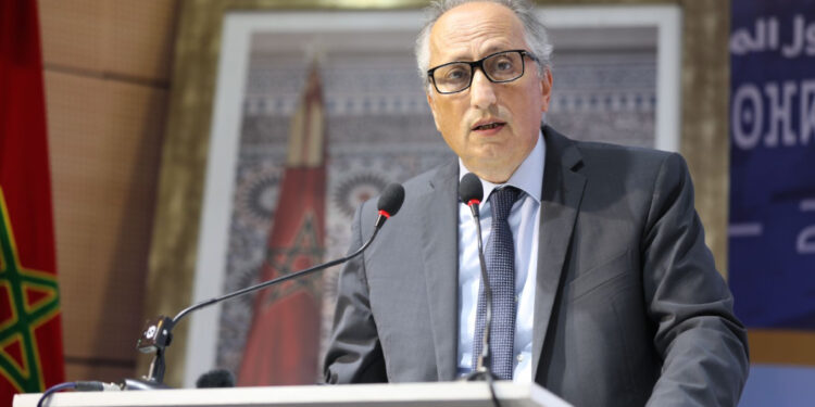 وزير التعليم المغربي يواجه جدل الكتب المدرسية: لا احتكار والأسعار بين 4 و12 درهماً