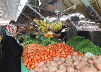 في أسواق الوحدة والمسيرة… الباعة يختنقون بالغلاء وسط فوضى الشحن إلى الجنوب