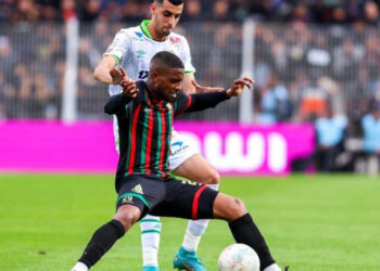 الكلاسيكو بلا أهداف: الفار يسرق الأضواء والرجاء والجيش يكتفيان بالتعادل