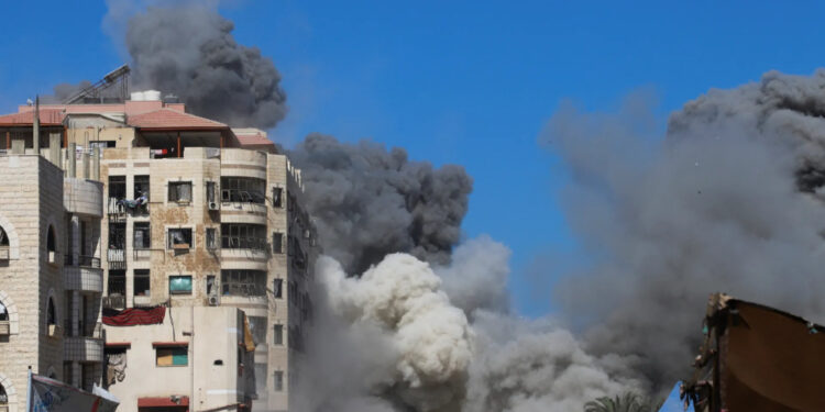 غزة تكذّب رواية الاحتلال: قصف للمدارس والمستشفيات تحت شعار “استهداف المقاومة”