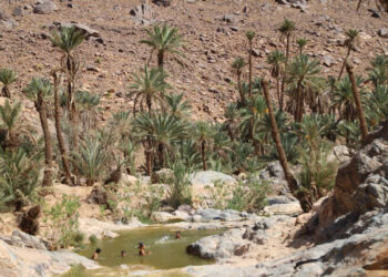 وادٍ يتحوّل إلى شاطئ جبلي: شباب “لمدينت أنيسي” بين سحر الطبيعة وعزلة التهميش