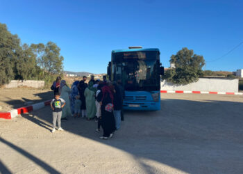 طنجة تغلي: حي مغوغة الصغيرة ينتظر حافلة منذ 12 سنة… والعمدة يظهر حين تتحرك الكاميرات