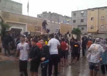 شباب “جيل Z” يتحدّون الأمطار في شوارع الداخلة