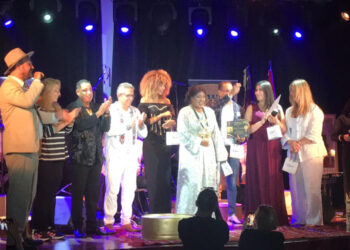 ديجا تتألق في الدار البيضاء: ليلة الاعتراف بامرأة تهز الخشبة بإحساسها