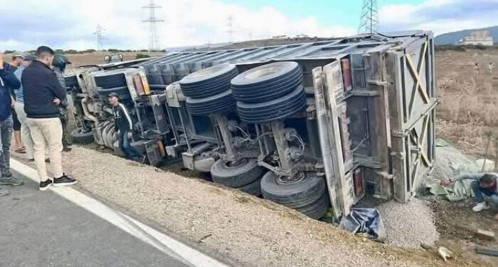 فاجعة طنجة-تطوان.. شاحنة تسحق سيارة وتُنهي حياة زوجين في لحظة