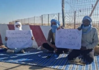 شباب من الداخلة يحتجون أمام الميناء الأطلسي… صرخة من أجل الحق في العمل