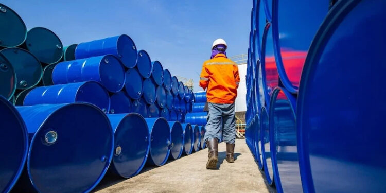 النفط يواصل النزيف.. الدولار القوي يُسقط الأسعار للشهر الثالث