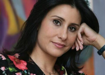 أسماء الخمليشي تنتقل من أمام الكاميرا إلى خلفها