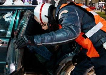 صدمة في الدار البيضاء: ضابط شرطة يطلق النار على معارفه قبل أن يحاول انهاء حياته