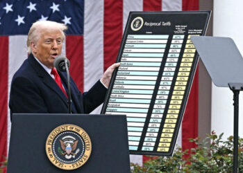 ترامب يفجّر مفاجأة اقتصادية: 2.000 دولار لكل أمريكي من خزينة الرسوم الجمركية!