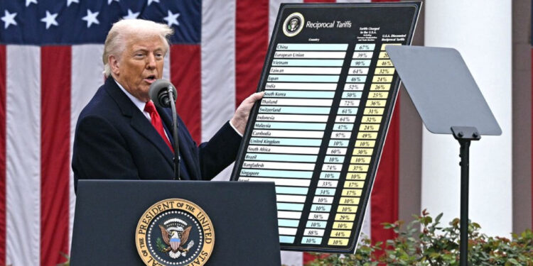 ترامب يفجّر مفاجأة اقتصادية: 2.000 دولار لكل أمريكي من خزينة الرسوم الجمركية!