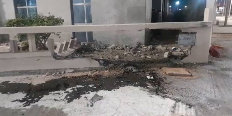 عاجل… كارثة في الداخلة: سيارة تقتحم مبنى وتخلف إصابات حرجة أمام الغرفة الفلاحية